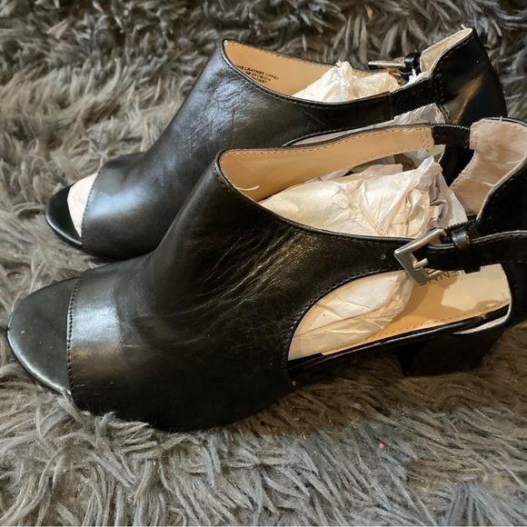 Ladies Adrienne Vittadini Black Low Heel Sandal - Picture 5 of 7